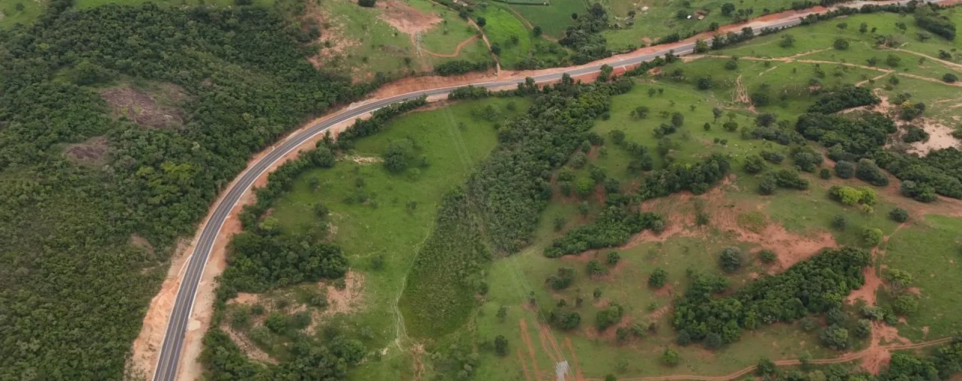 Rodovia pavimentada — vista aérea