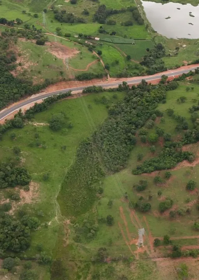 Rodovia pavimentada — vista aérea